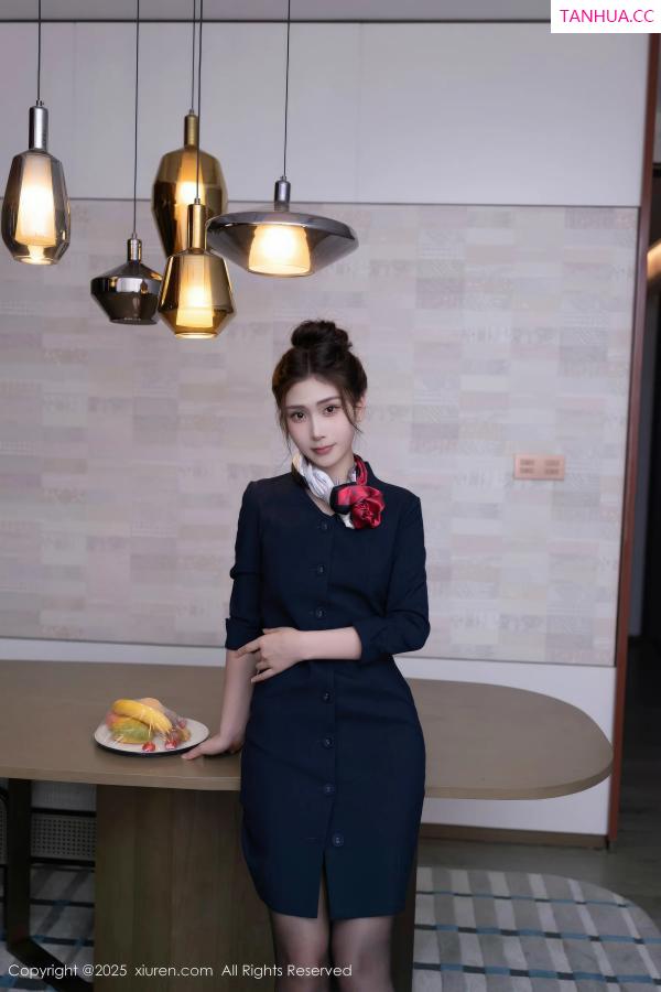   [XiuRen]高清写真图 2025.11.13 No.10982 刘婷婷 空姐制服第2张图片